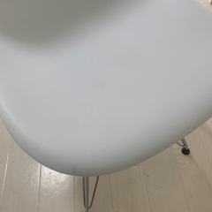 イスとテーブルの画像