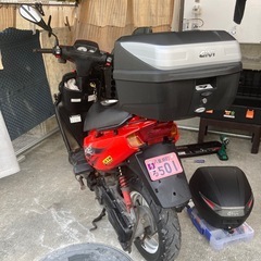 givi リアボックス　32ℓだと思います。Amazonでも1.6万円ほどします‼️の画像