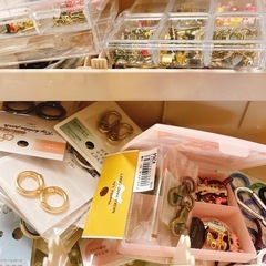 ビーズ、パーツ大量の画像