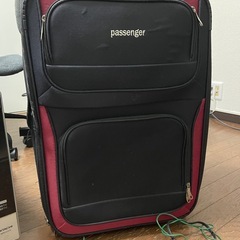 チェア3つ、電子レンジ、スーツケースの画像