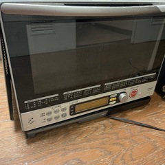 チェア3つ、電子レンジ、スーツケースの画像