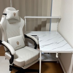 ゲーミングデスクの画像