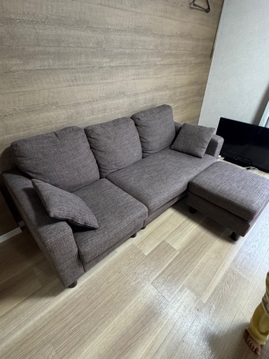 ⚫︎3人掛けソファー(別れます)茶色で使用期間1年半位、オットマン付き⚫︎