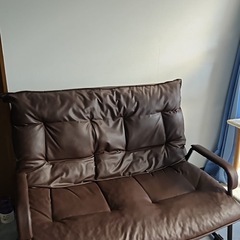 2人掛けレザー調インテリアソファの画像