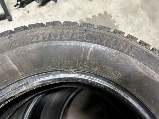 バリ山！】ブリヂストン185/70R14 スタッドレスタイヤ4本 (あっくん