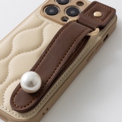 iPhone16スマホケース カバー PUレザー キルティング ハンドルベージュの画像