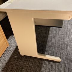 デスク（鍵付き引き出し付）をお譲りしますの画像