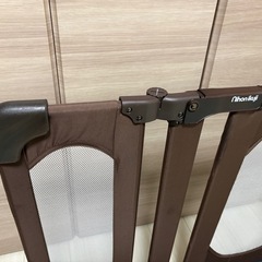 1/31まで掲載✨️美品✨️【日本育児】おくだけとおせんぼ スマートワイド（ブラウン）ベビーゲートの画像