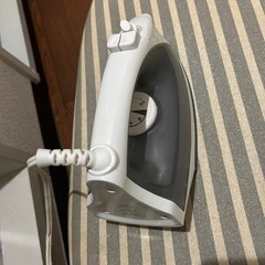 【お渡し決定済み】アイロン台＋アイロンの画像