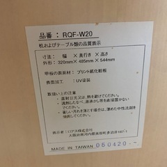 シンプルなデスクと2段引き出し、椅子付きの画像