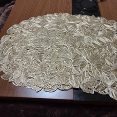 大きめおしゃれなリーフ柄ゴールドランチョンマット8枚の画像