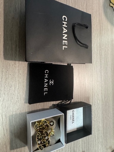 定価20万ほどシャネル　CHANEL 新作ピアスレジン、コスチューム パール & ストラス  ピアスゴールド、ブラック、ホワイト & 