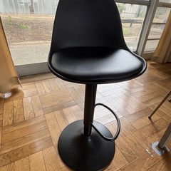 スタイリッシュなブラック バーチェア（昇降機能・フットレスト付き）の画像