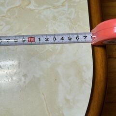 大理石模様のダイニングテーブルの画像