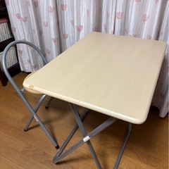 机と椅子セットの画像