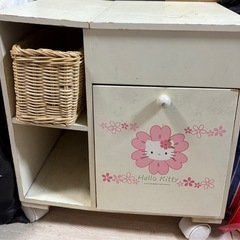 キティちゃん木製ミラー付き収納の画像