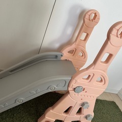 子供　滑り台　　玩具　ピンク　グレーの画像