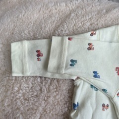 ユニクロ 60cm ロンパース クリーム色 車柄の画像