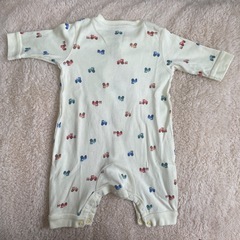 ユニクロ 60cm ロンパース クリーム色 車柄の画像