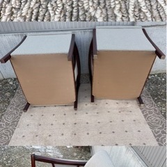 木製フレームのアームチェアのペアの画像