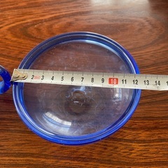 青いガラス製のミニピッチャーとボウルのセットの画像