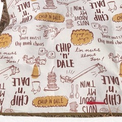 ラグ　マット  A  縦横186cm  アイボリーに食器等の柄の画像