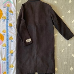 オシャレな黒のロングコートの画像