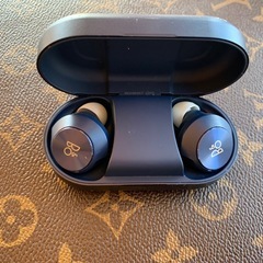【ジャンク品】Bang & Olufsen 完全ワイヤレスイヤホン（片耳不動・充電不可）の画像