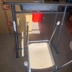 学校机と椅子の画像