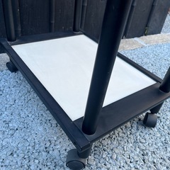 【シンプル＆おしゃれ✨】白天板×黒フレーム 2段キャスター付きワゴン｜移動ラクラク！の画像