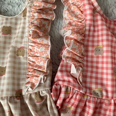 水着　水遊び　双子　色違いの画像