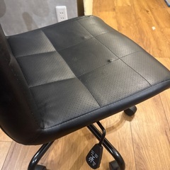 オフィスチェア コンパクト シンプル ロッキング デスクチェア レザー 回転椅子 黒 おしゃれの画像
