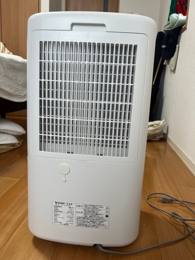 [値下げ] ［ほぼ新品] [美品]　SHARP  除湿機 CV-R120W