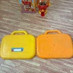 アンパンマン知育おもちゃバッグとガチャころりんの画像