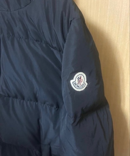 MONCLER ブラック ダウンジャケット フード付き