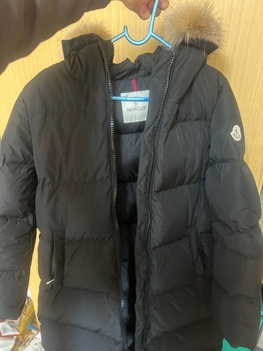 MONCLER ブラック ダウンジャケット フード付き