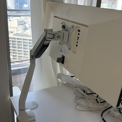 LGモニターとモニターアームの画像