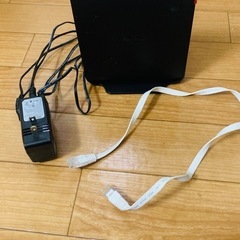 無線LANルーターと、電源アダプター、LANケーブルセットの画像