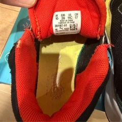 PUMAスポンジボブコラボスニーカーの画像