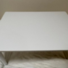 白テーブルの画像