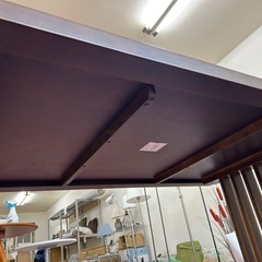 スタイリッシュな無垢材のダイニングテーブルの画像