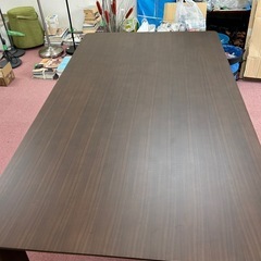 ダークブラウンのダイニングテーブルの画像