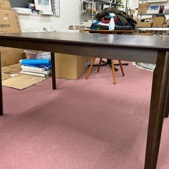 ダークブラウンのダイニングテーブルの画像