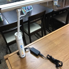 ★ジャングルジャングル貝塚店★ 学習机　勉強机　ダークブラウン系　焦げ茶　デスクのみ　電気付き　落書きあり　貝塚市　二色浜　リサイクルショップの画像