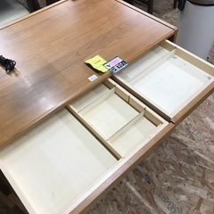 ★ジャングルジャングル貝塚店★ 学習机　勉強机　ダークブラウン系　焦げ茶　デスクのみ　電気付き　落書きあり　貝塚市　二色浜　リサイクルショップの画像