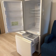 【商品概要：冷蔵庫　SHARP　SJ-C17Y-W　2014年製】  外形寸法: 幅480mm × 高さ1285mm × 奥行590mm  総有効内容量: 167L  ドア数: 2ドア   【状態ランク：あくまで出品者の主観となります。】  Ｃ：傷や汚れあり  経年による傷や汚れがあります、簡易清掃のみ行っております。   の画像