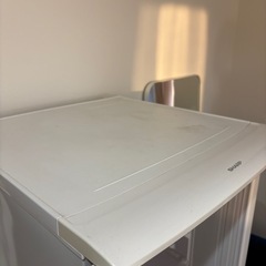 【商品概要：冷蔵庫　SHARP　SJ-C17Y-W　2014年製】  外形寸法: 幅480mm × 高さ1285mm × 奥行590mm  総有効内容量: 167L  ドア数: 2ドア   【状態ランク：あくまで出品者の主観となります。】  Ｃ：傷や汚れあり  経年による傷や汚れがあります、簡易清掃のみ行っております。   の画像