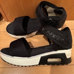 （美品）ブラックグリッター厚底サンダルの画像