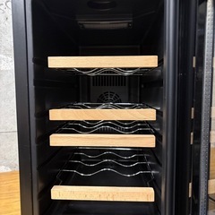  DeviceStyle デバイスタイル ペルチェ冷却方式 ワインセラー CE-8W ブラック 22L 2022年製　0129-019の画像