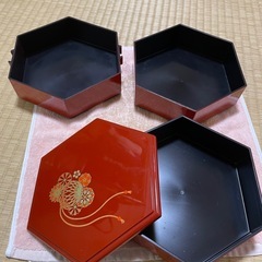 おせちが入っていた3段重箱の画像
